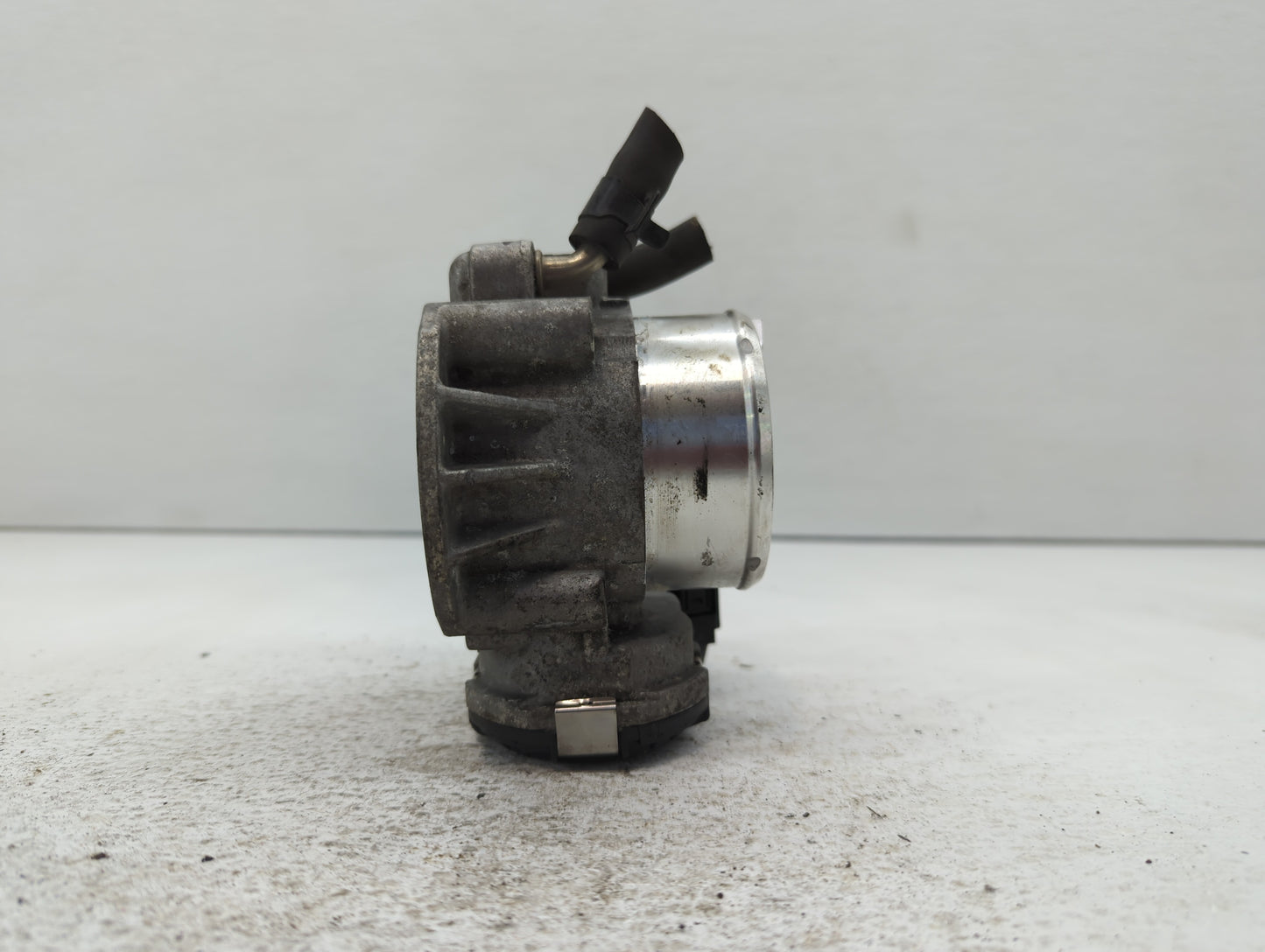 2014 Hyundai Santa Fe Throttle Body P/N:35100-2G700 Fits Fits 2011 2012 2013 2015 2016 OEM Used Auto Parts - Oemusedautopart