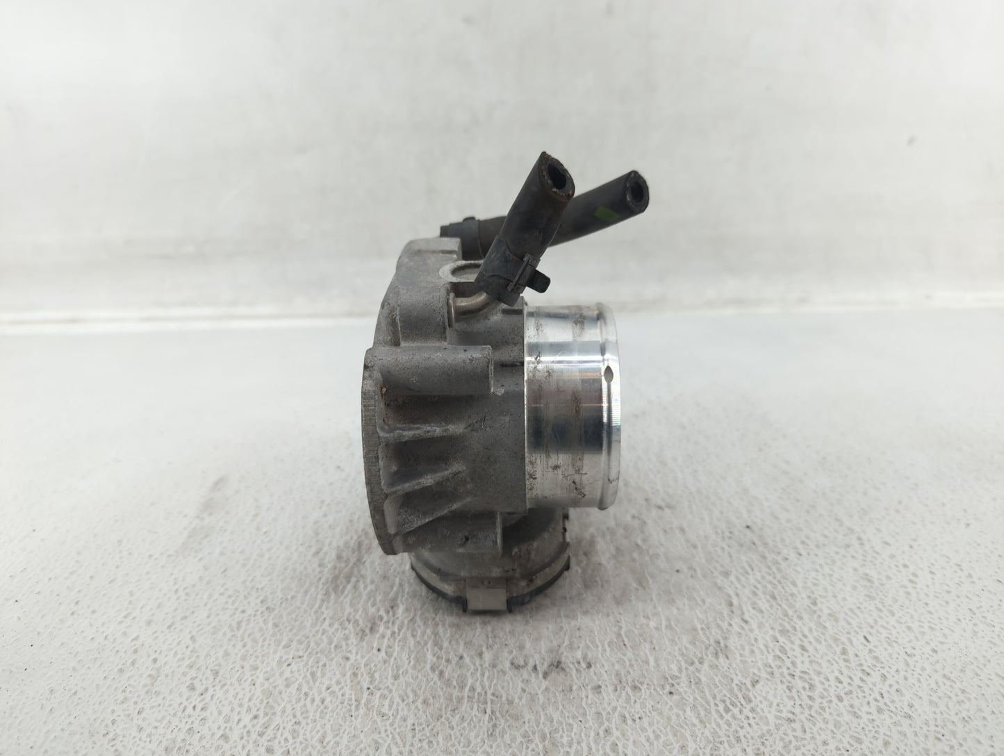 2014 Hyundai Santa Fe Throttle Body P/N:35100-2G700 Fits Fits 2011 2012 2013 2015 2016 OEM Used Auto Parts - Oemusedautopart