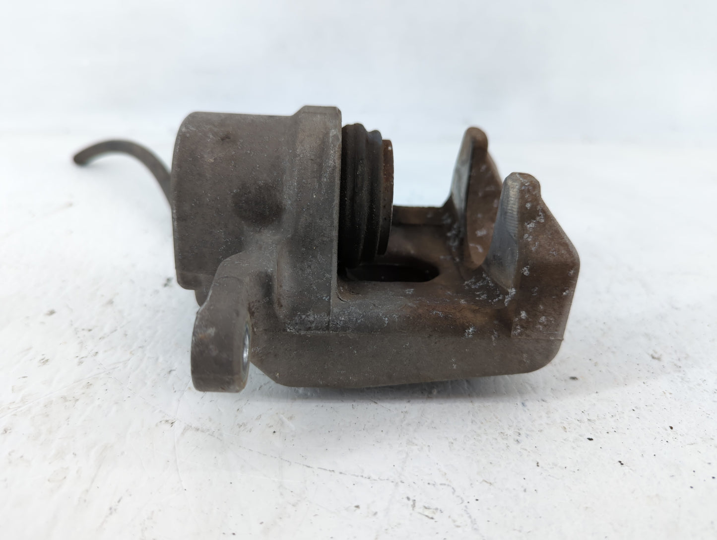 2013-2016 Hyundai Santa Fe Front Driver Left Brake Caliper 581515 - Oemusedautoparts1.com