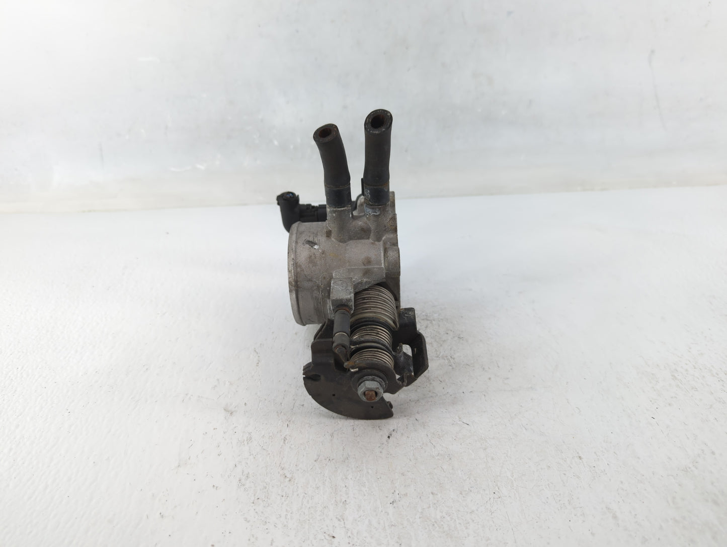 2014 Hyundai Santa Fe Throttle Body P/N:35170-26910 Fits Fits 2011 2012 2013 2015 2016 OEM Used Auto Parts - Oemusedautopart