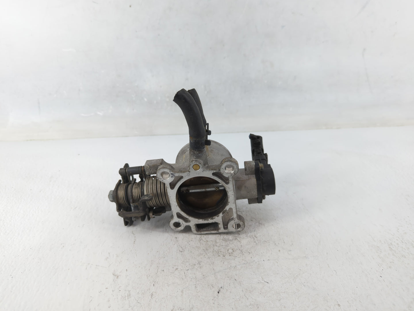 2014 Hyundai Santa Fe Throttle Body P/N:35170-26910 Fits Fits 2011 2012 2013 2015 2016 OEM Used Auto Parts - Oemusedautopart