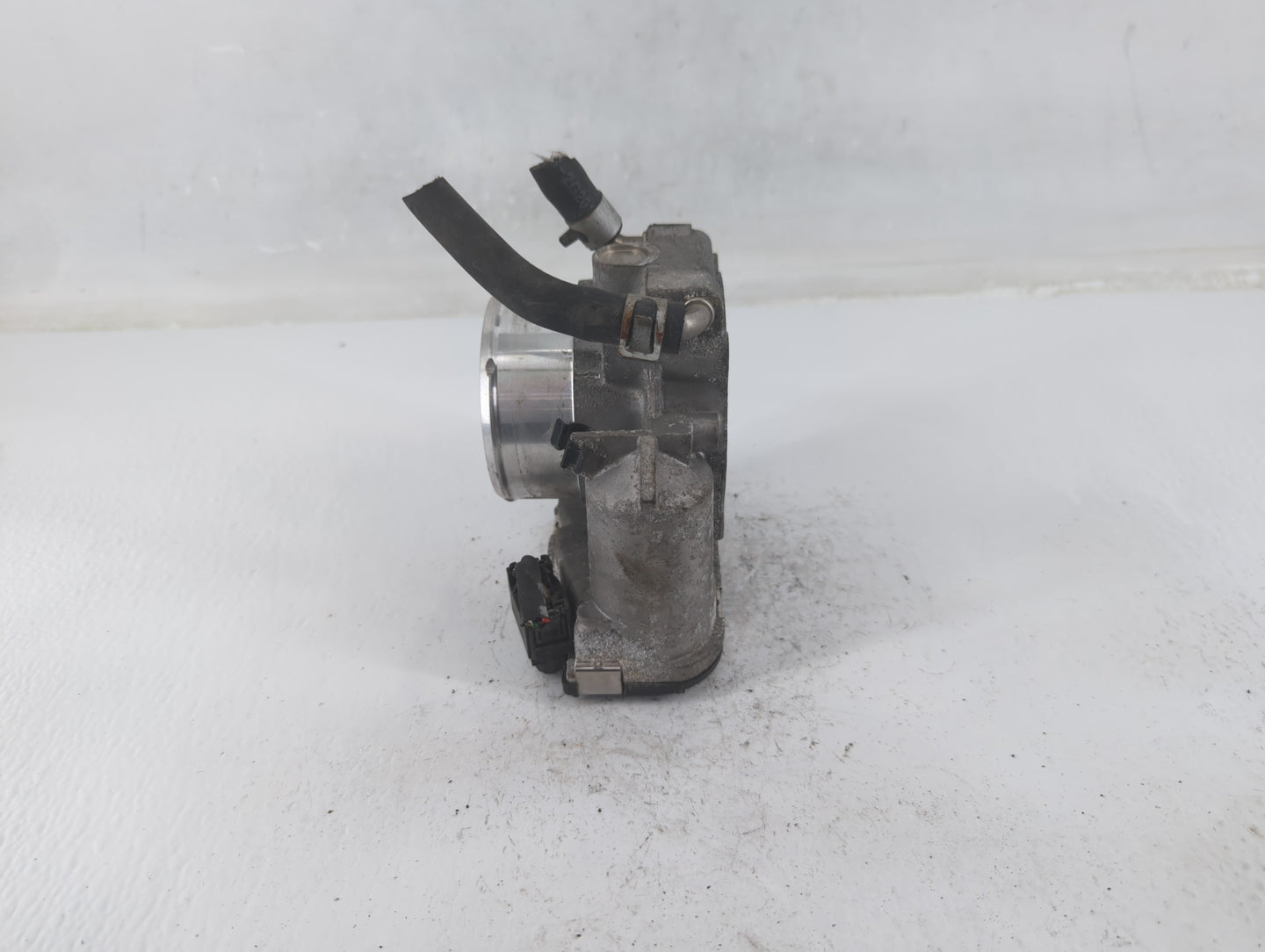 2014 Hyundai Santa Fe Throttle Body P/N:35100-2G700 Fits Fits 2011 2012 2013 2015 2016 OEM Used Auto Parts - Oemusedautopart