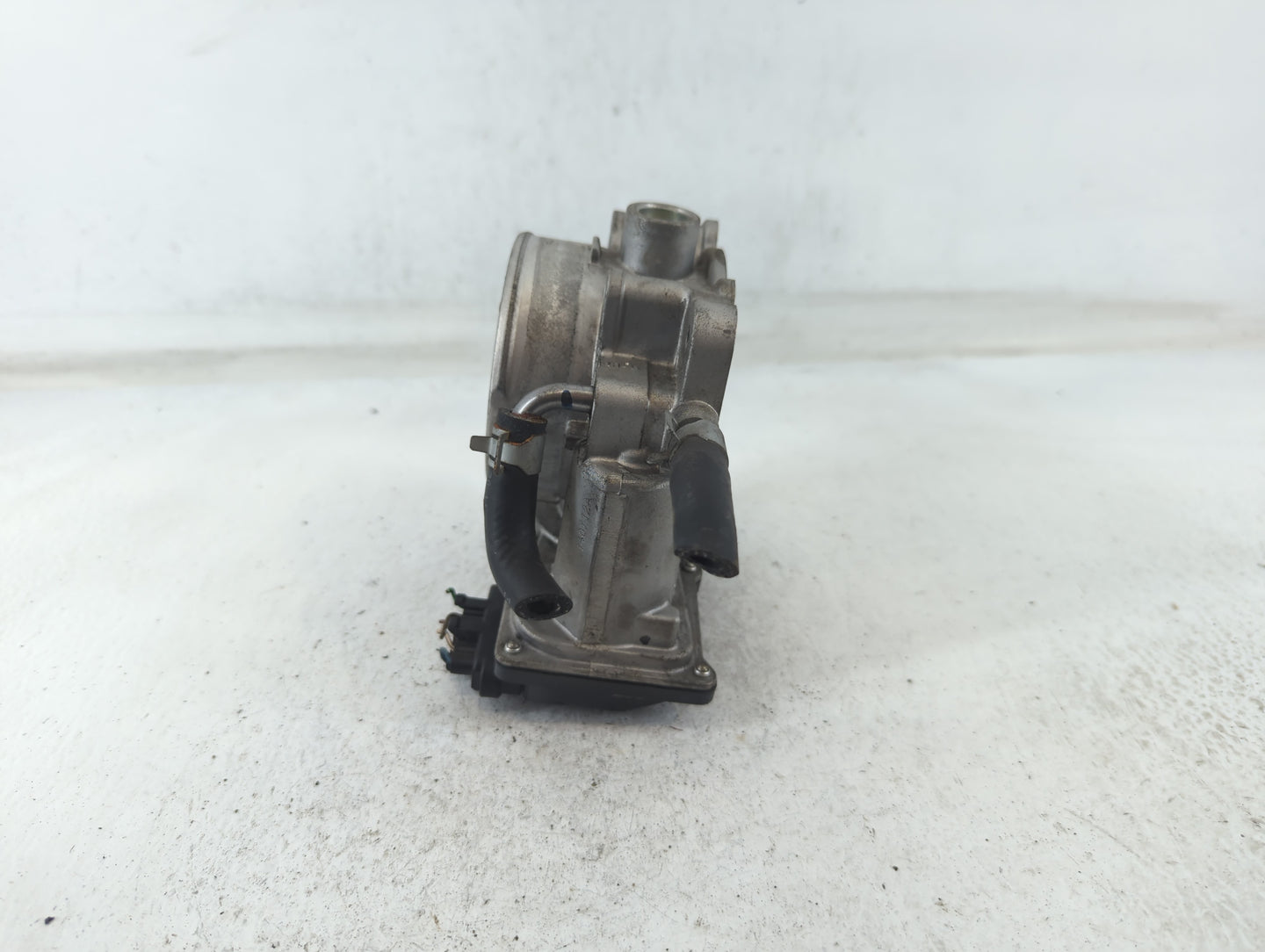 2013-2018 Hyundai Santa Fe Throttle Body P/N:35100-3CAA0 Fits Fits 2012 2013 2014 2015 2016 2017 2018 OEM Used Auto Parts - 