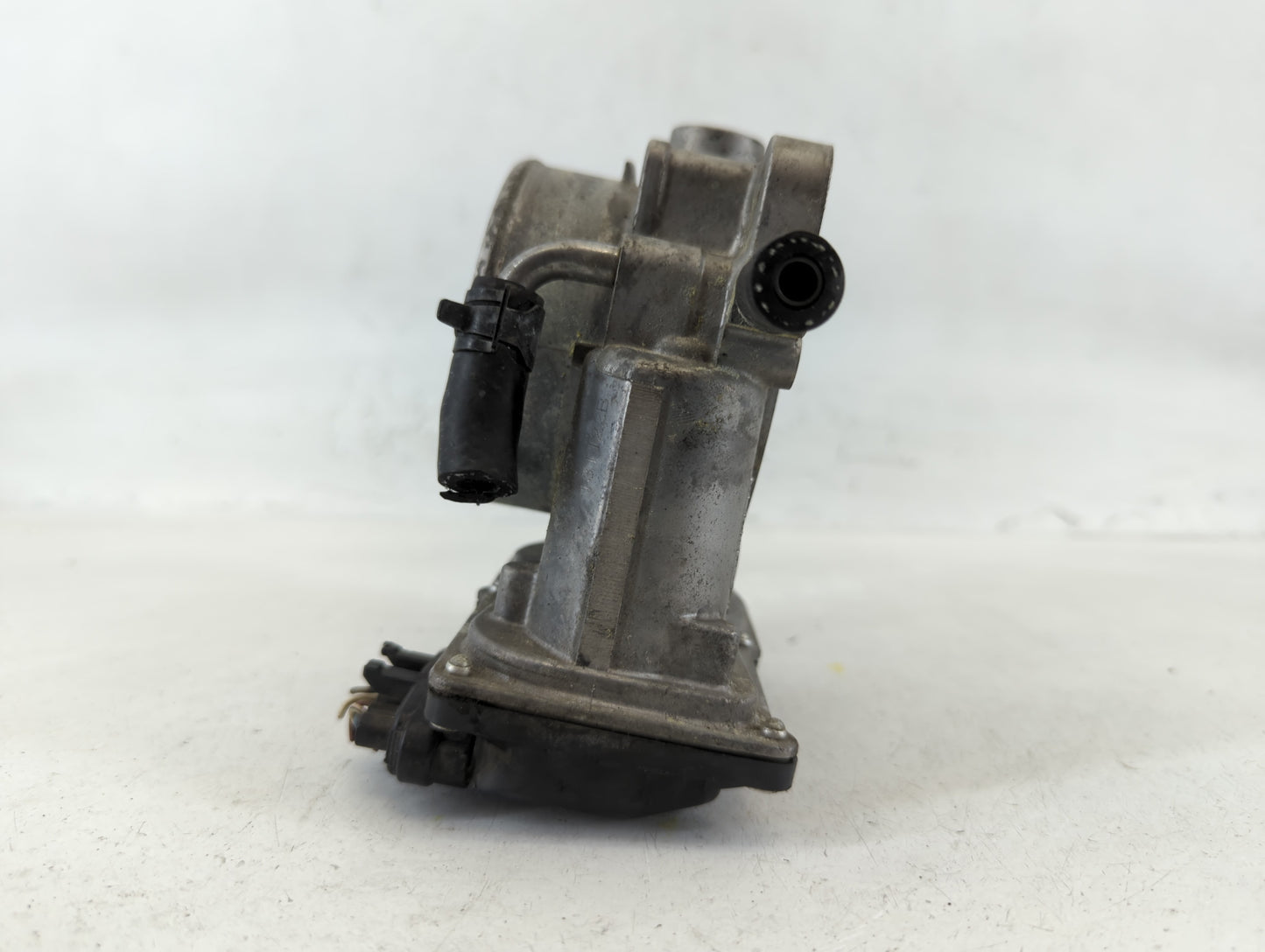 2013-2018 Hyundai Santa Fe Throttle Body P/N:35100-3CAA0 Fits Fits 2012 2013 2014 2015 2016 2017 2018 OEM Used Auto Parts - 