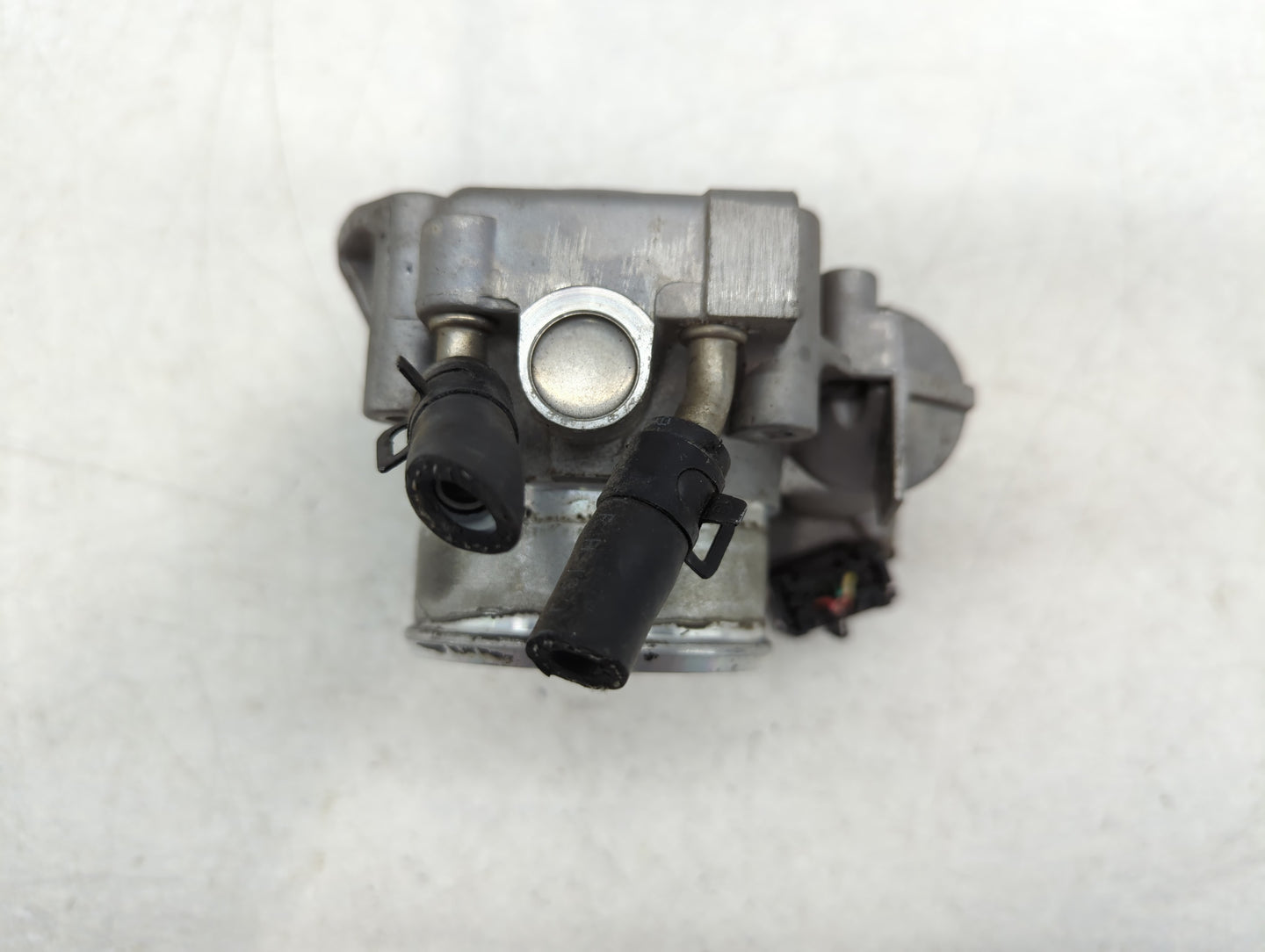2014 Hyundai Santa Fe Throttle Body P/N:35100-2G710 Fits Fits 2011 2012 2013 2015 2016 OEM Used Auto Parts - Oemusedautopart