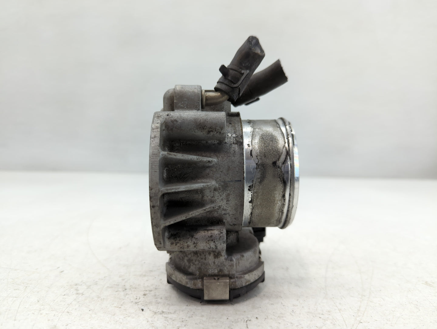 2014 Hyundai Santa Fe Throttle Body P/N:35100-2G710 Fits Fits 2011 2012 2013 2015 2016 OEM Used Auto Parts - Oemusedautopart