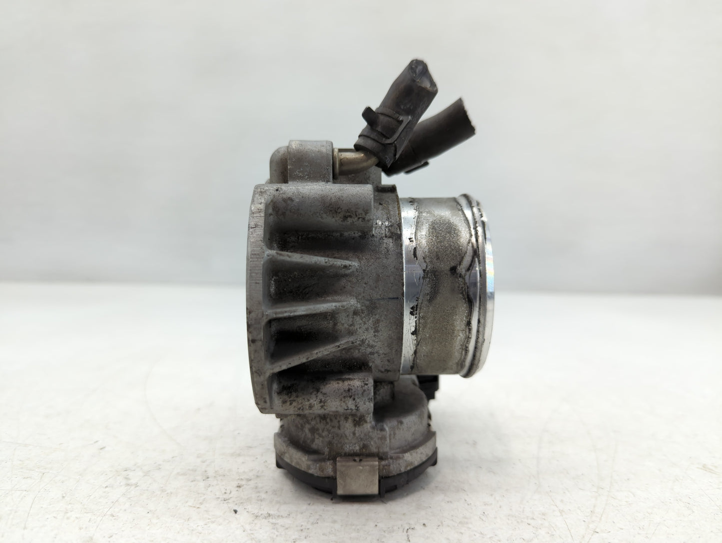 2014 Hyundai Santa Fe Throttle Body P/N:35100-2G710 Fits Fits 2011 2012 2013 2015 2016 OEM Used Auto Parts - Oemusedautopart