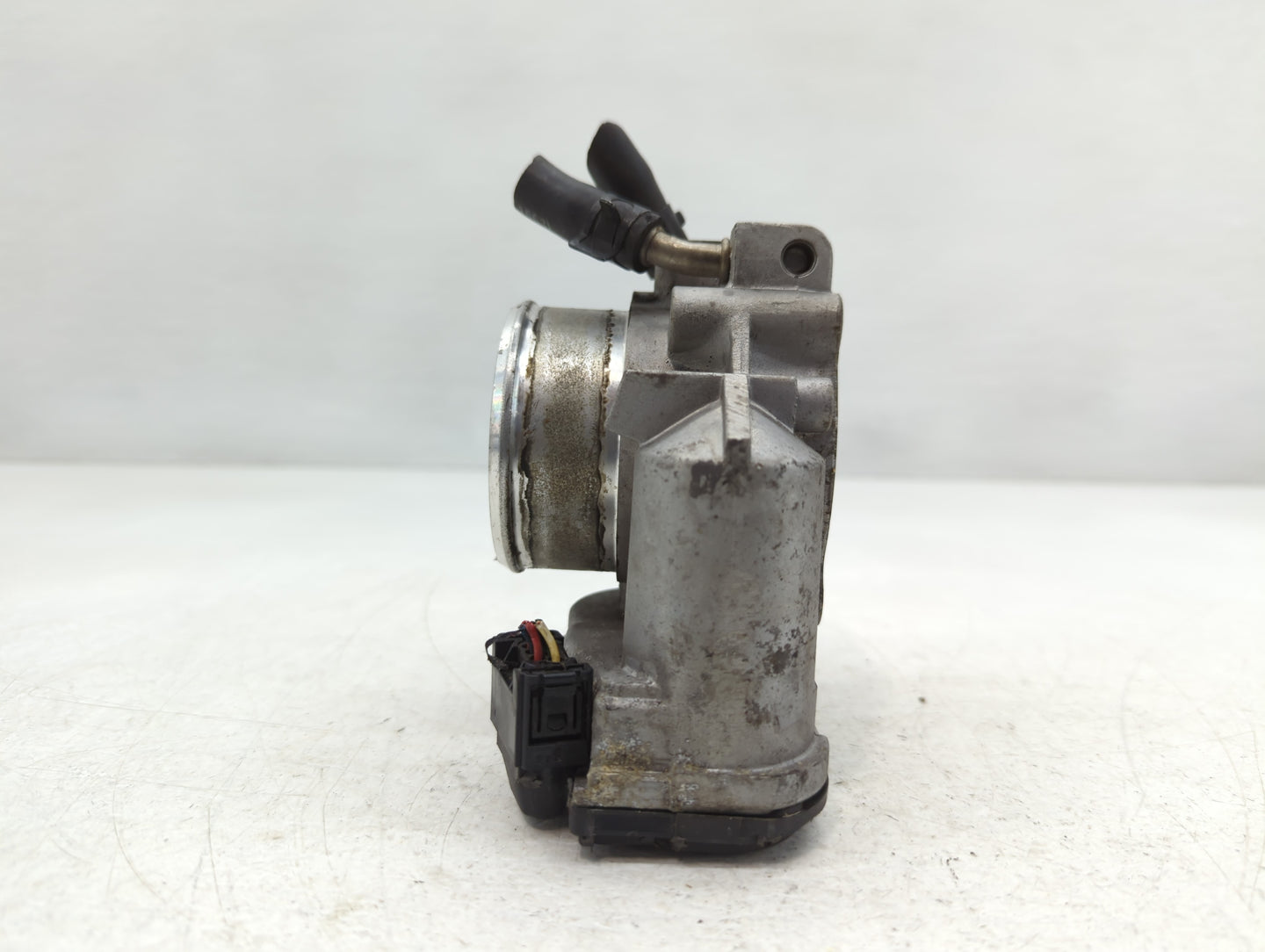 2014 Hyundai Santa Fe Throttle Body P/N:35100-2G710 Fits Fits 2011 2012 2013 2015 2016 OEM Used Auto Parts - Oemusedautopart