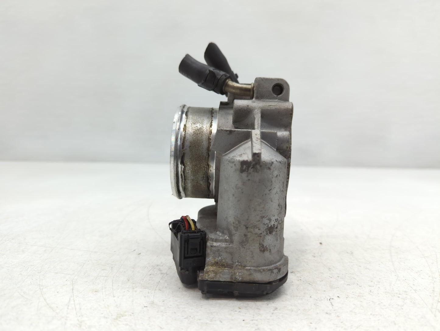 2014 Hyundai Santa Fe Throttle Body P/N:35100-2G710 Fits Fits 2011 2012 2013 2015 2016 OEM Used Auto Parts - Oemusedautopart