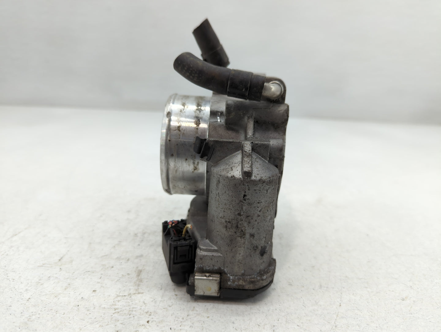 2014 Hyundai Santa Fe Throttle Body P/N:35100-2G700 Fits Fits 2011 2012 2013 2015 2016 OEM Used Auto Parts - Oemusedautopart