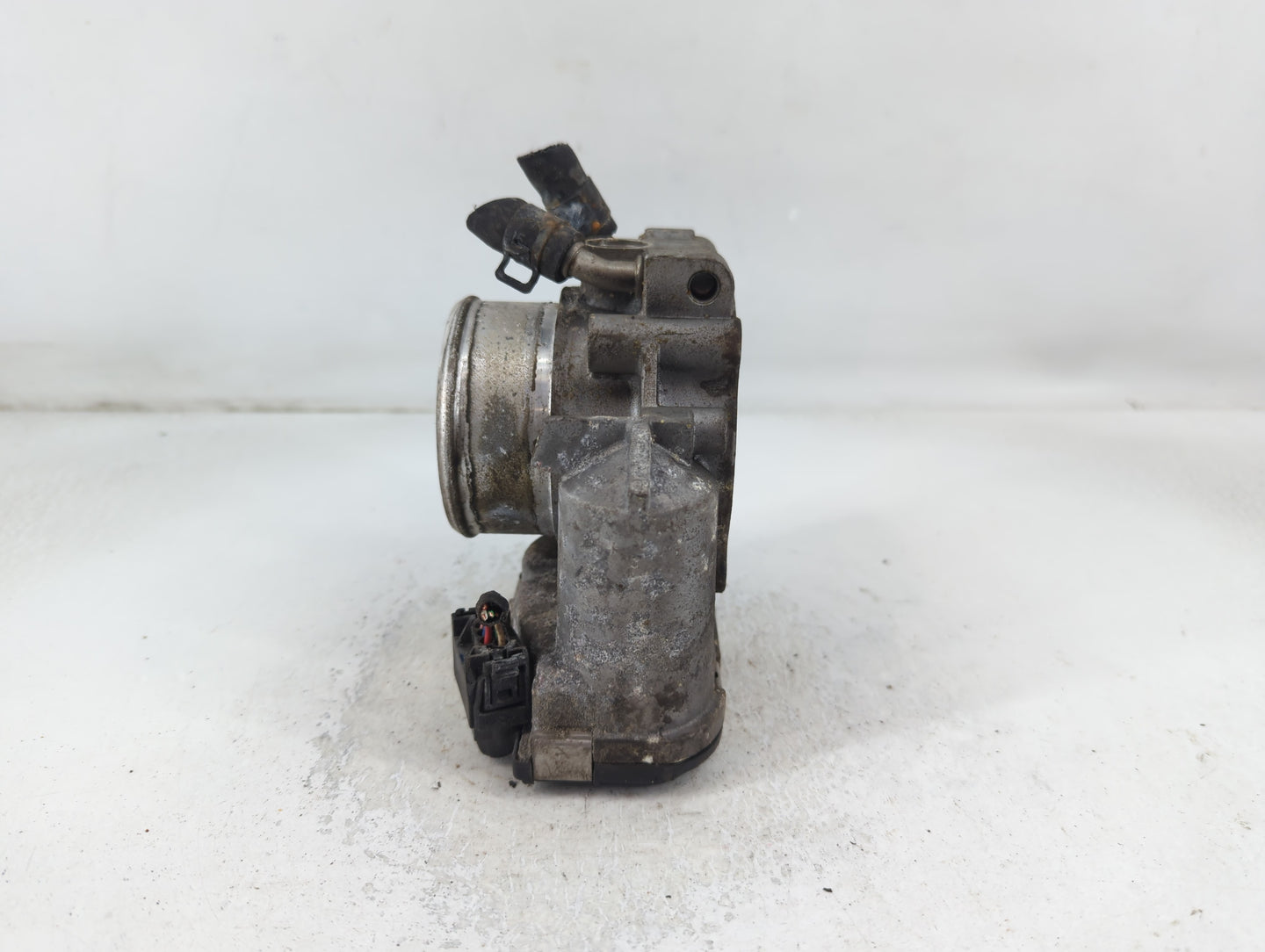 2014 Hyundai Santa Fe Throttle Body P/N:35100-2G710 Fits Fits 2011 2012 2013 2015 2016 OEM Used Auto Parts - Oemusedautopart