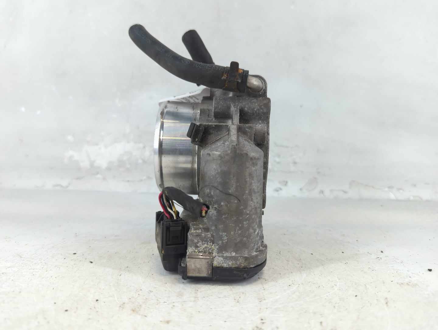2011-2014 Hyundai Sonata Throttle Body P/N:35100-2G700 Fits Fits 2011 2012 2013 2014 2015 2016 OEM Used Auto Parts - Oemused