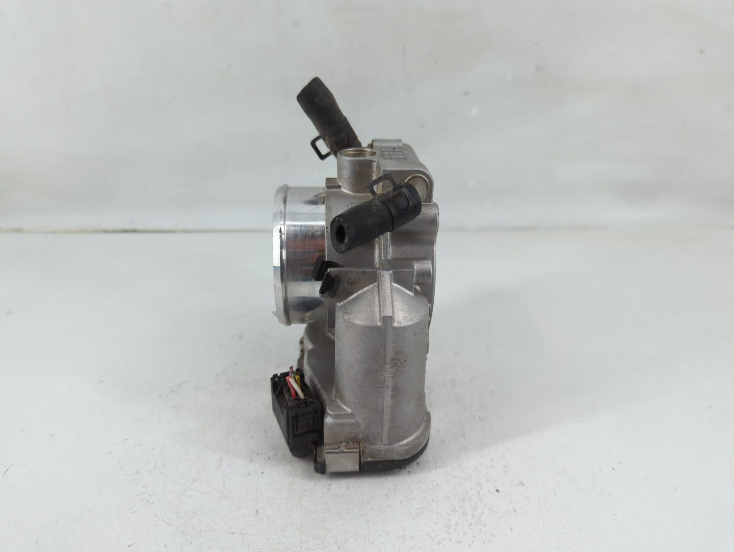 2011-2015 Hyundai Sonata Throttle Body P/N:35100-2G800 Fits Fits 2011 2012 2013 2014 2015 2016 OEM Used Auto Parts - Oemused