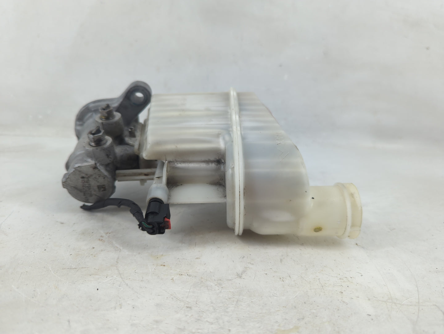 2011-2014 Hyundai Sonata Brake Master Cylinder - Oemusedautoparts1.com