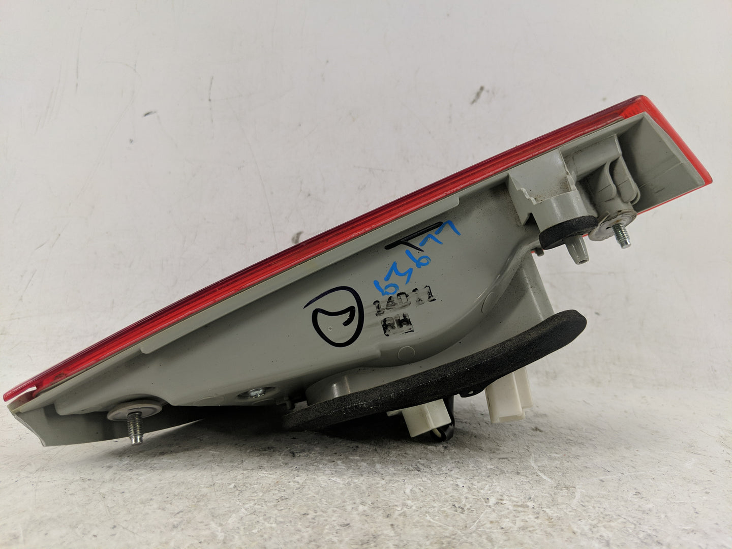 2011-2014 Hyundai Sonata Tail Light Assembly Passenger Right OEM P/N:92404-3Q Fits Fits 2011 2012 2013 2014 OEM Used Auto Pa
