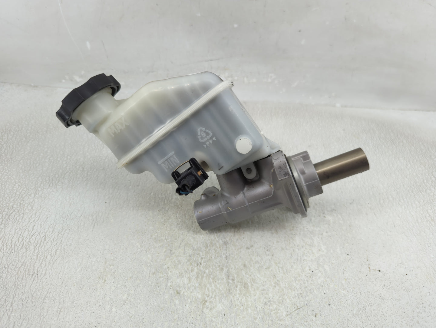 2011-2014 Hyundai Sonata Brake Master Cylinder - Oemusedautoparts1.com