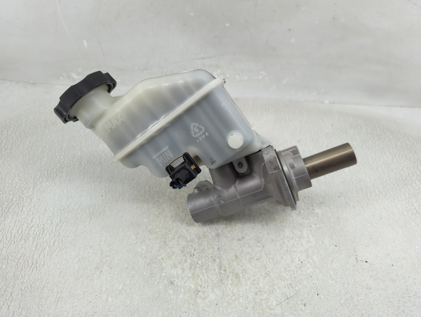 2011-2014 Hyundai Sonata Brake Master Cylinder - Oemusedautoparts1.com