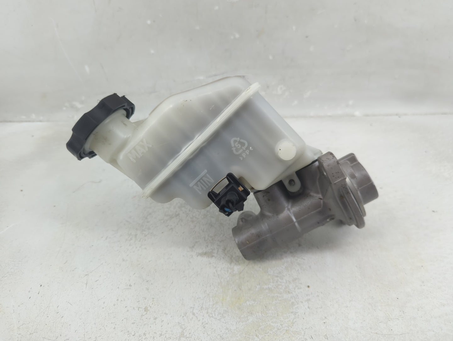 2011-2014 Hyundai Sonata Brake Master Cylinder - Oemusedautoparts1.com