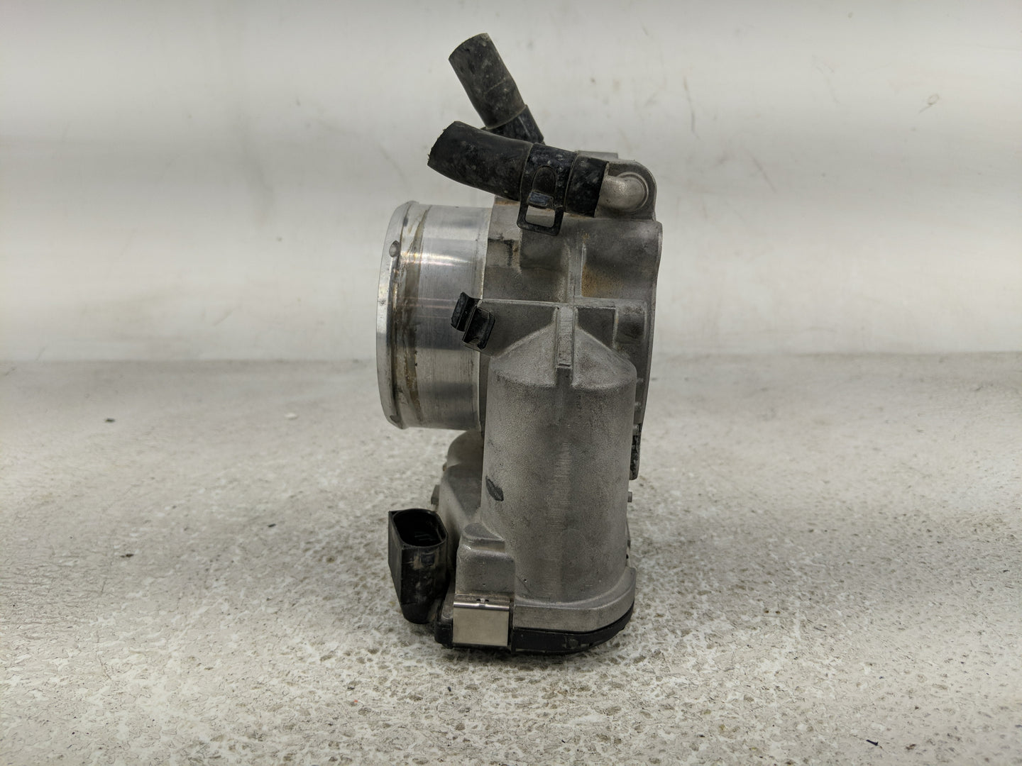 2011-2014 Hyundai Sonata Throttle Body P/N:35100-26700 Fits Fits 2011 2012 2013 2014 2015 2016 OEM Used Auto Parts - Oemused