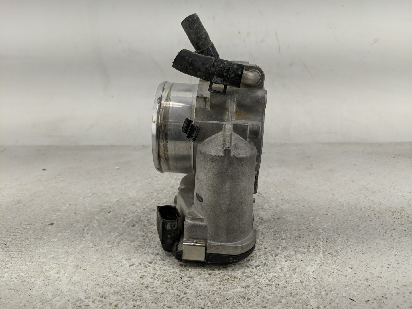2011-2014 Hyundai Sonata Throttle Body P/N:35100-26700 Fits Fits 2011 2012 2013 2014 2015 2016 OEM Used Auto Parts - Oemused