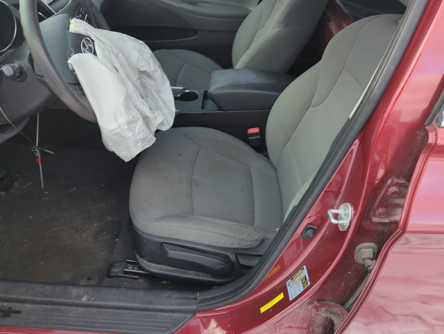 2013-2014 Hyundai Sonata Driver Front Seat Oem 1367479 - Oemusedautoparts1.com