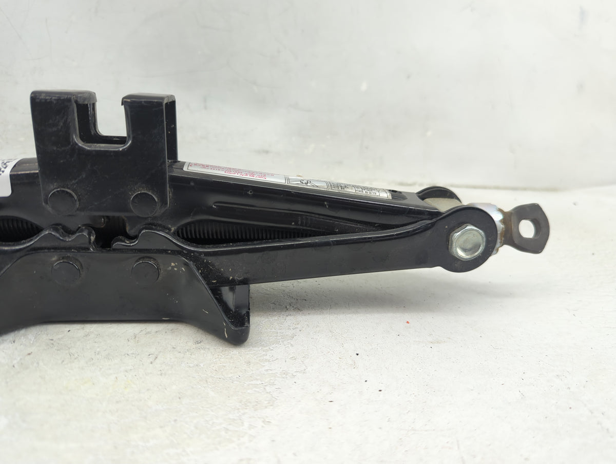 2014 Hyundai Sonata Spare Scissor Car Jack 1390183 - Oemusedautoparts1.com
