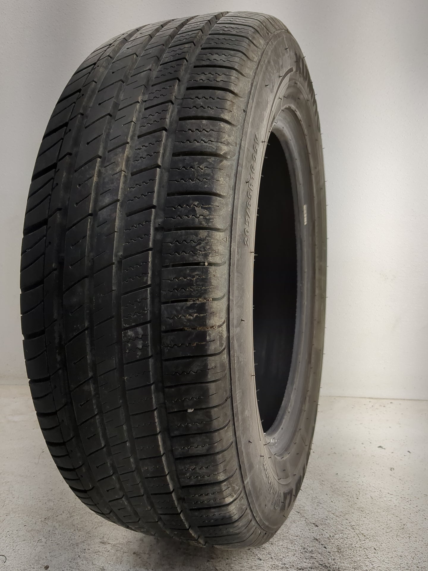 Used Tire 205/65R16 KUMHO ECSTA LX PLATINUM KU27 95V - Tread Depth 8/32 - Oemusedautoparts1.com