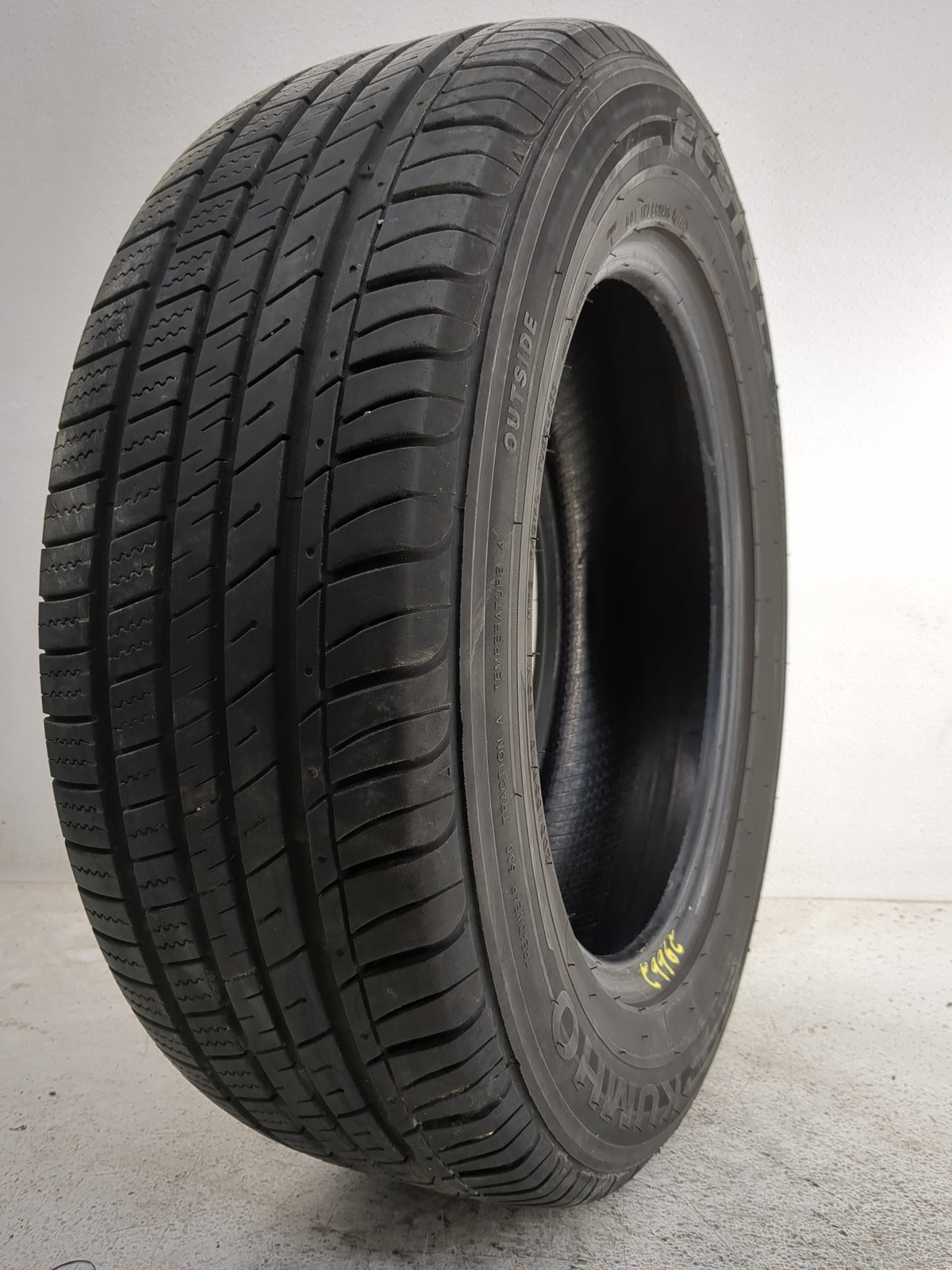 Used Tire 205/65R16 KUMHO ECSTA LX 95V - Tread Depth 7/32 - Oemusedautoparts1.com