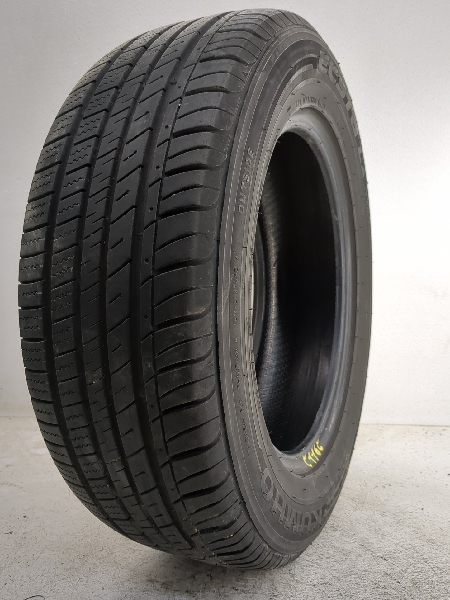 Used Tire 205/65R16 KUMHO ECSTA LX 95V - Tread Depth 7/32 - Oemusedautoparts1.com