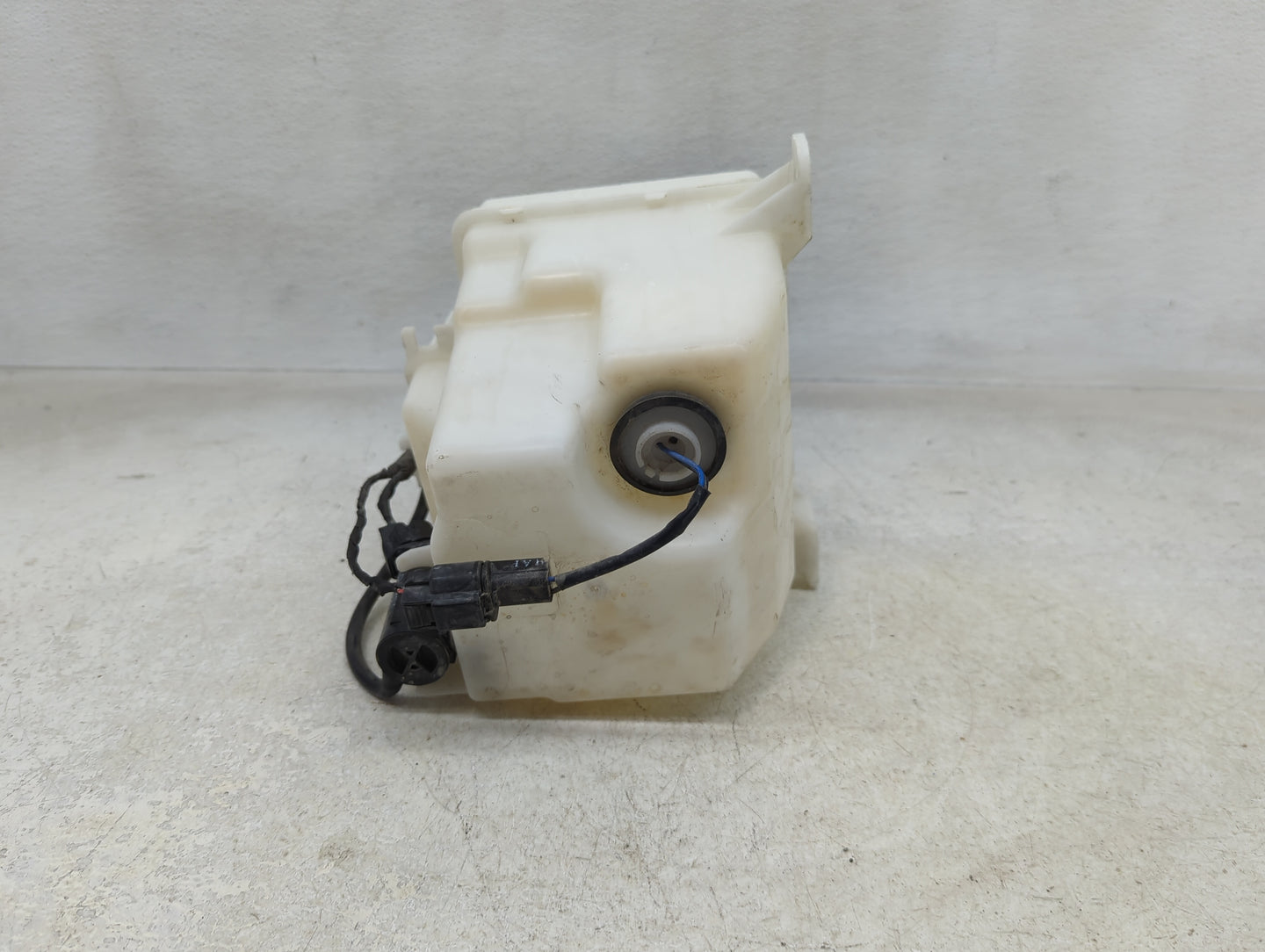2011-2015 Hyundai Sonata Windshield Washer Fluid Reservoir Bottle Oem - Oemusedautoparts1.com