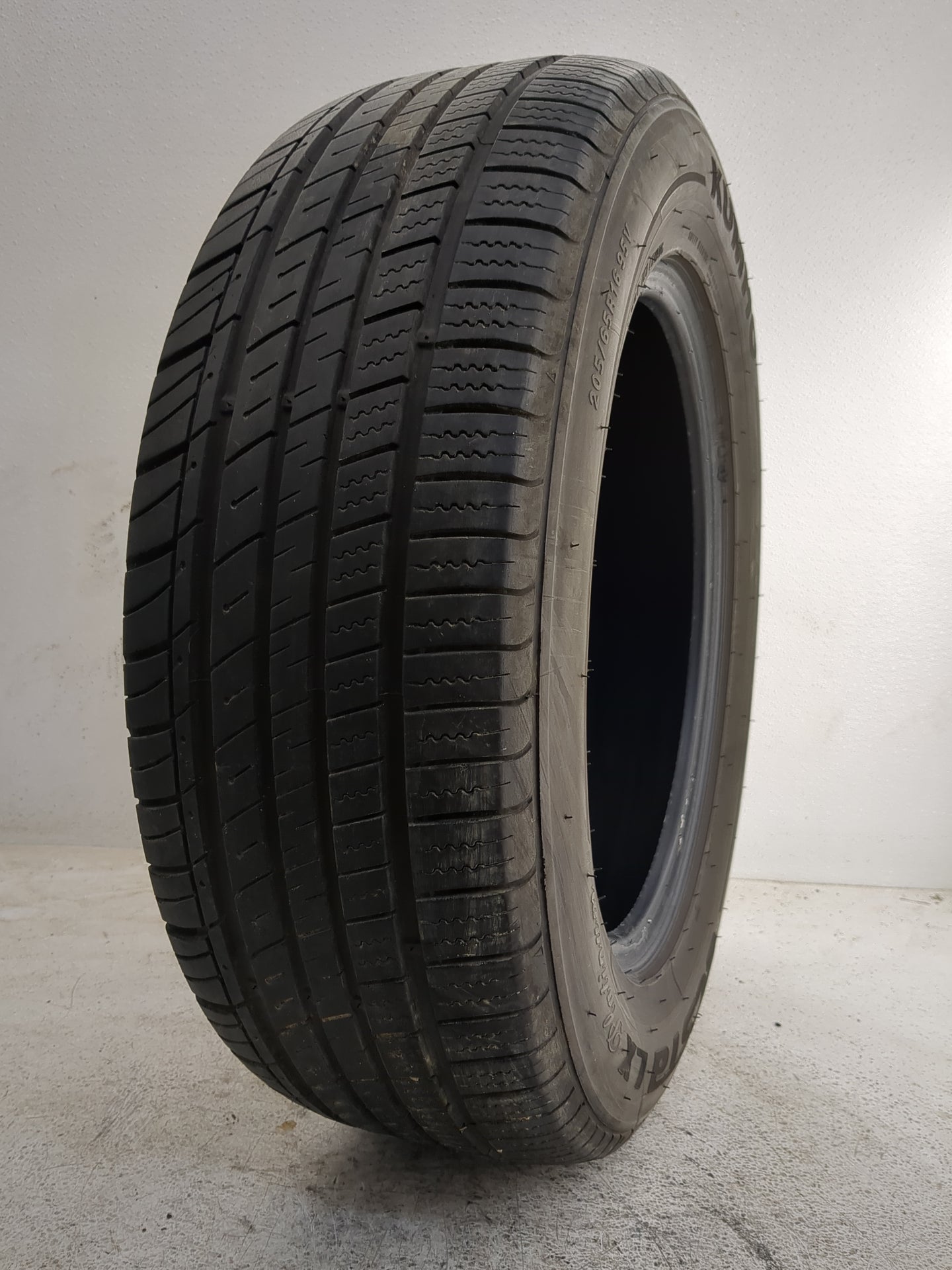 Used Tire 205/65R16 KUMHO ECSTA LX PLATINUM 95V - Tread Depth 7/32 - Oemusedautoparts1.com