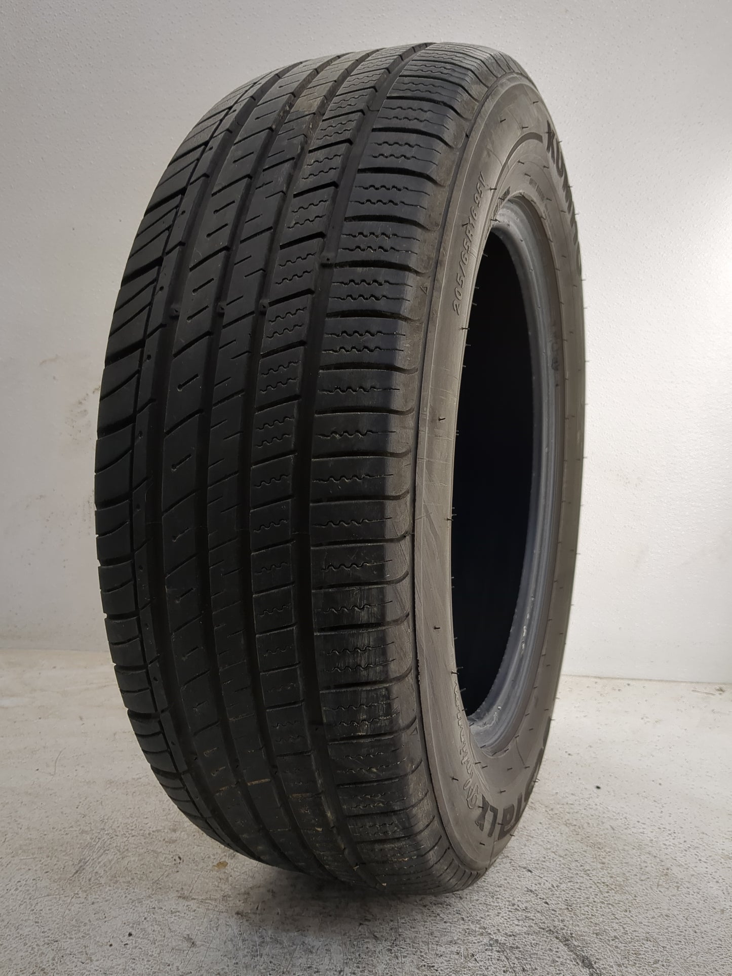 Used Tire 205/65R16 KUMHO ECSTA LX PLATINUM 95V - Tread Depth 7/32 - Oemusedautoparts1.com