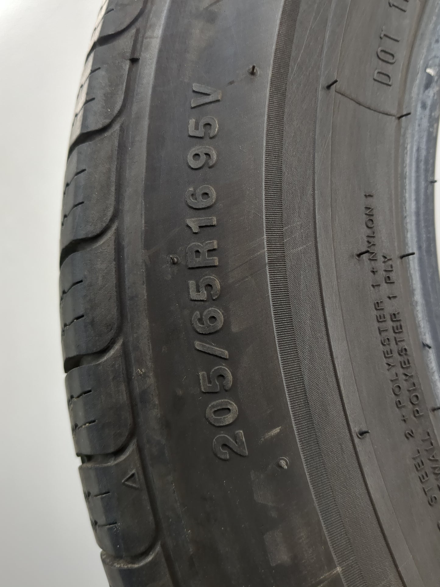Used Tire 205/65R16 KUMHO ECSTA LX PLATINUM 95V - Tread Depth 7/32 - Oemusedautoparts1.com