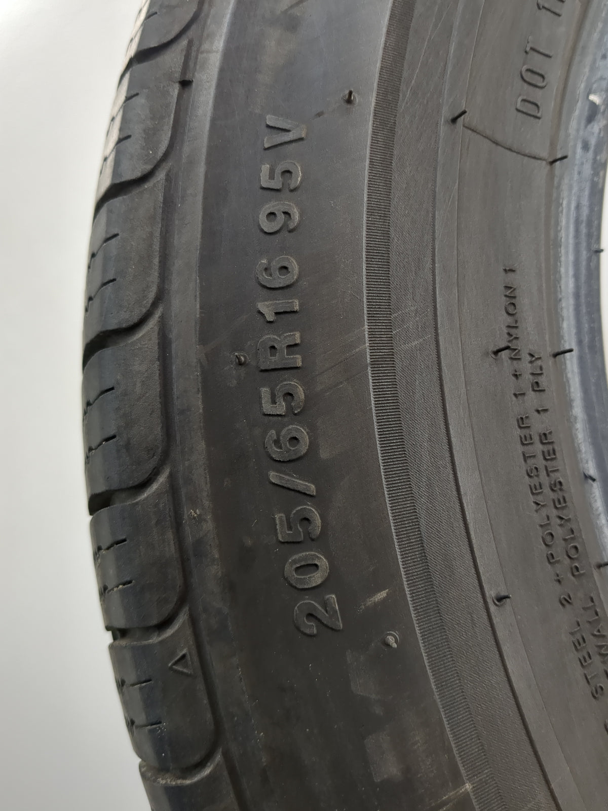 Used Tire 205/65R16 KUMHO ECSTA LX PLATINUM 95V - Tread Depth 7/32 - Oemusedautoparts1.com
