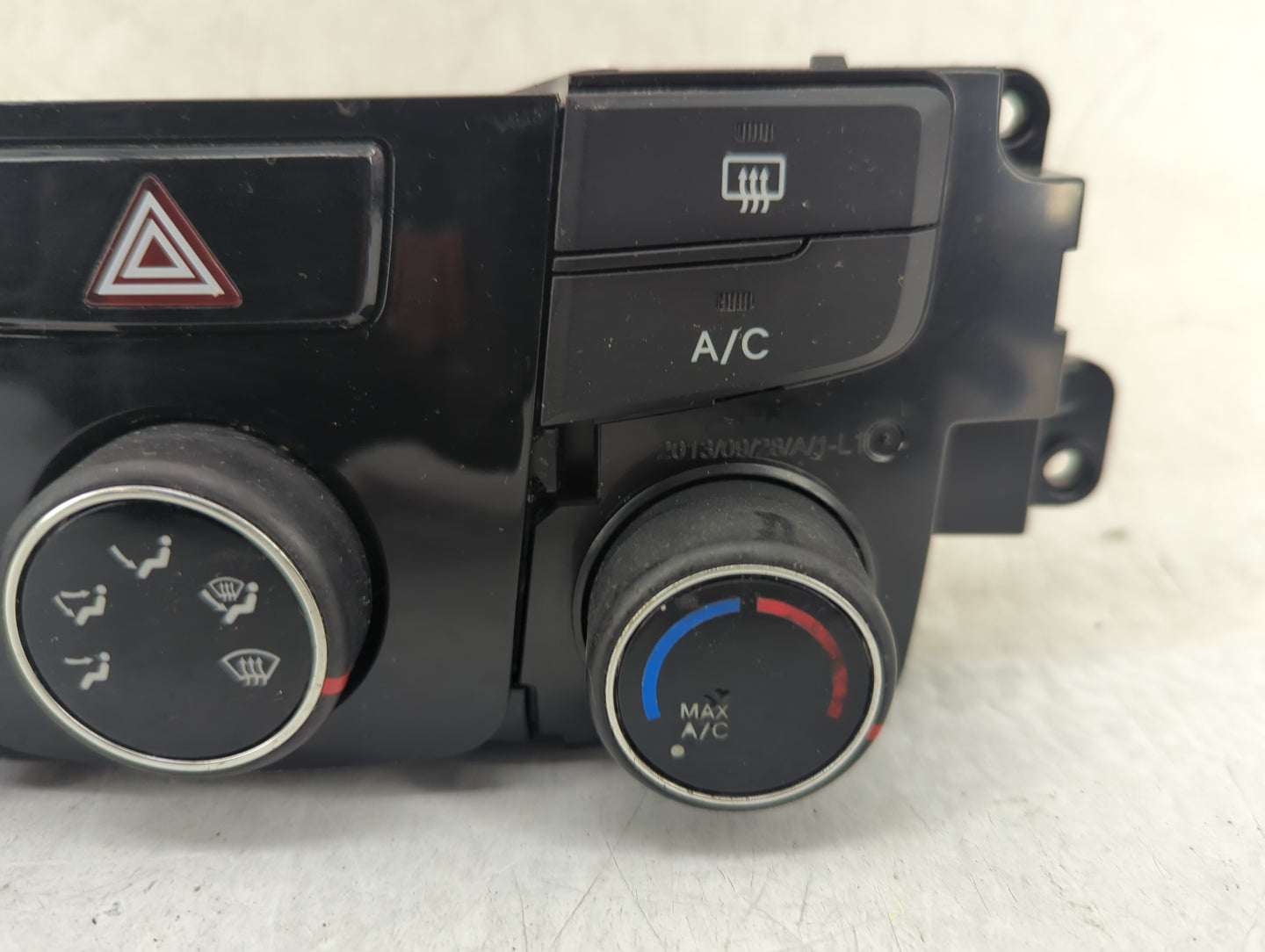 2014 Hyundai Sonata Climate Control Module Temperature AC/Heater Replacement P/N:97250-3Q030 Fits OEM Used Auto Parts - Oemu