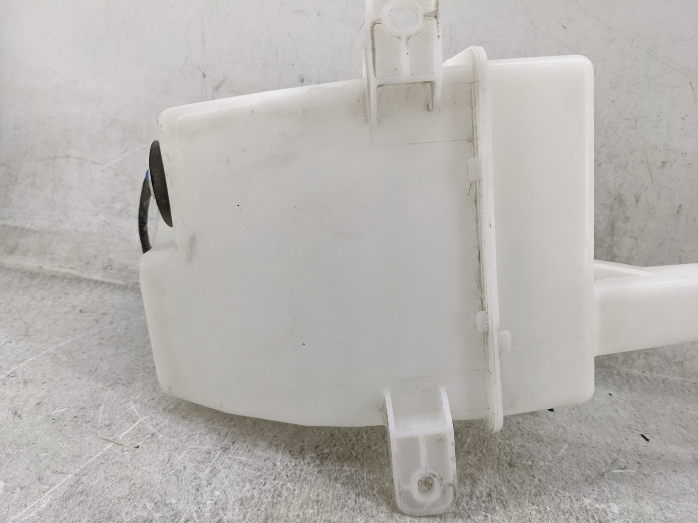 2011-2015 Hyundai Sonata Windshield Washer Fluid Reservoir Bottle Oem 1476956 - Oemusedautoparts1.com