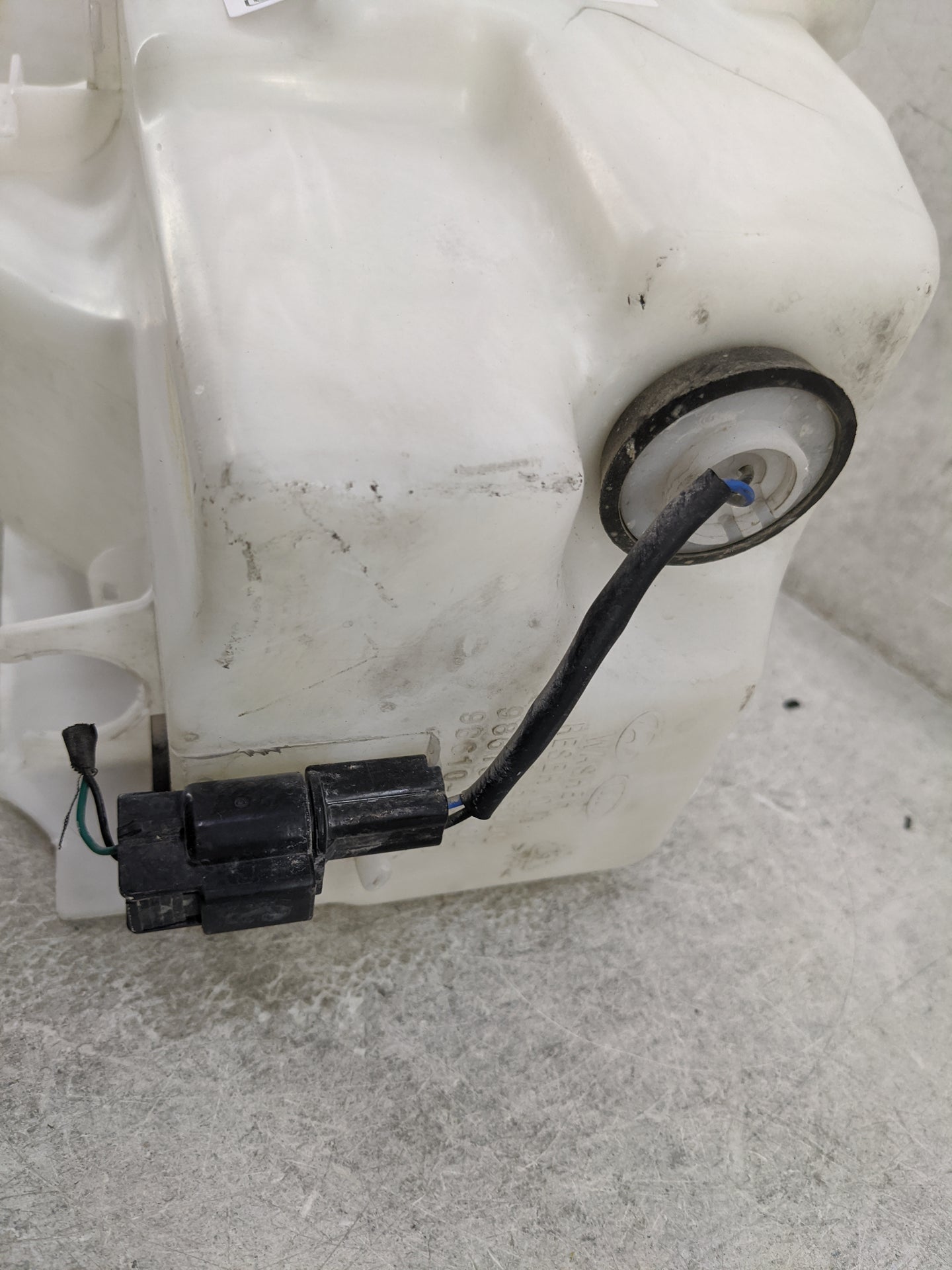 2011-2015 Hyundai Sonata Windshield Washer Fluid Reservoir Bottle Oem 1476956 - Oemusedautoparts1.com