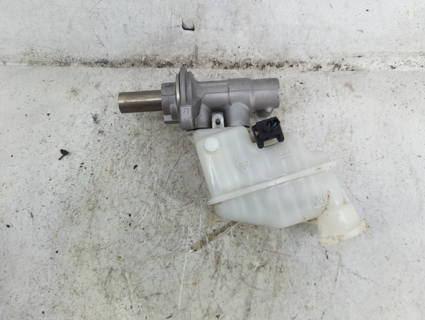 2011-2014 Hyundai Sonata Brake Master Cylinder 1490542 - Oemusedautoparts1.com