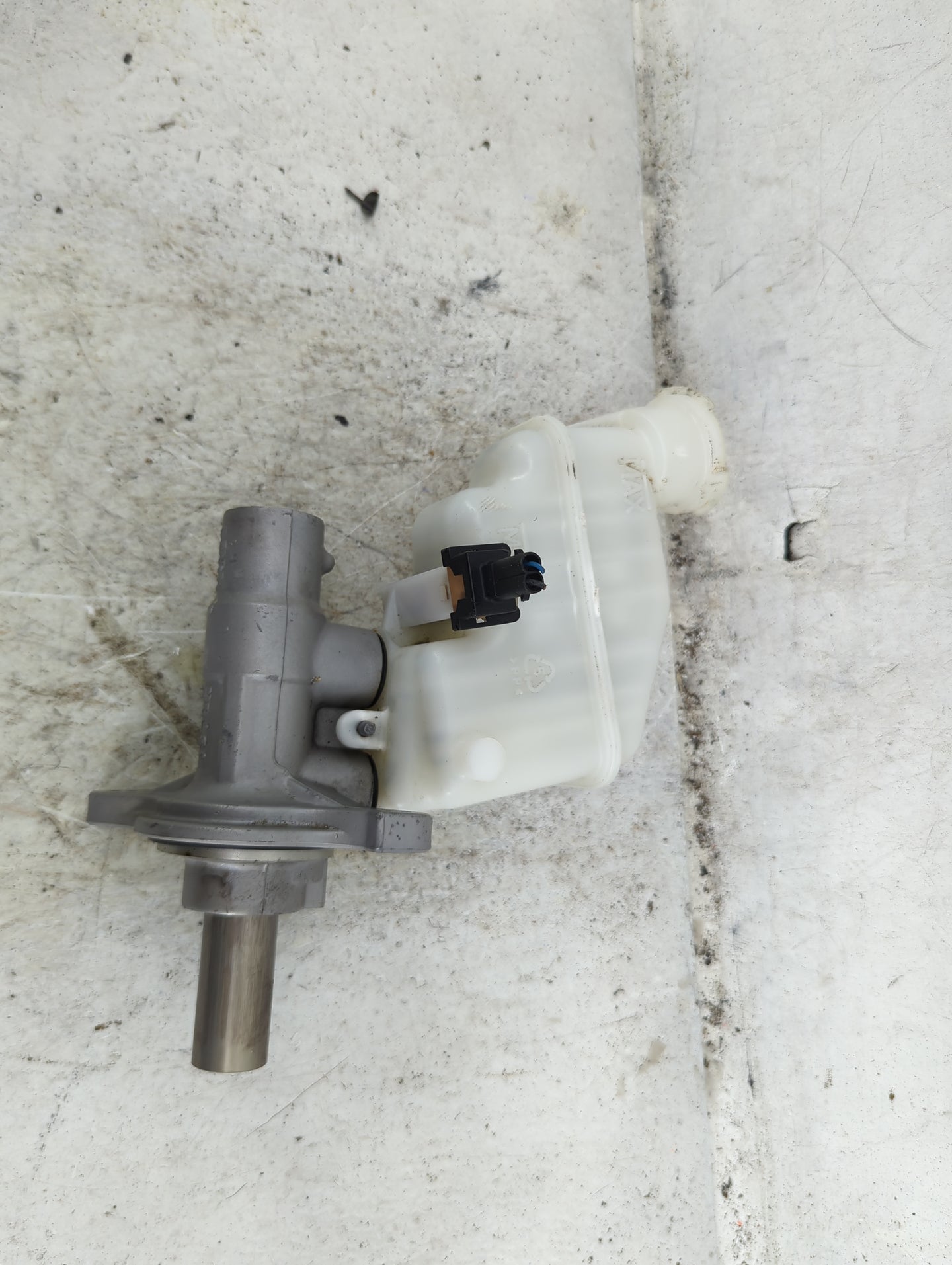2011-2014 Hyundai Sonata Brake Master Cylinder 1490542 - Oemusedautoparts1.com
