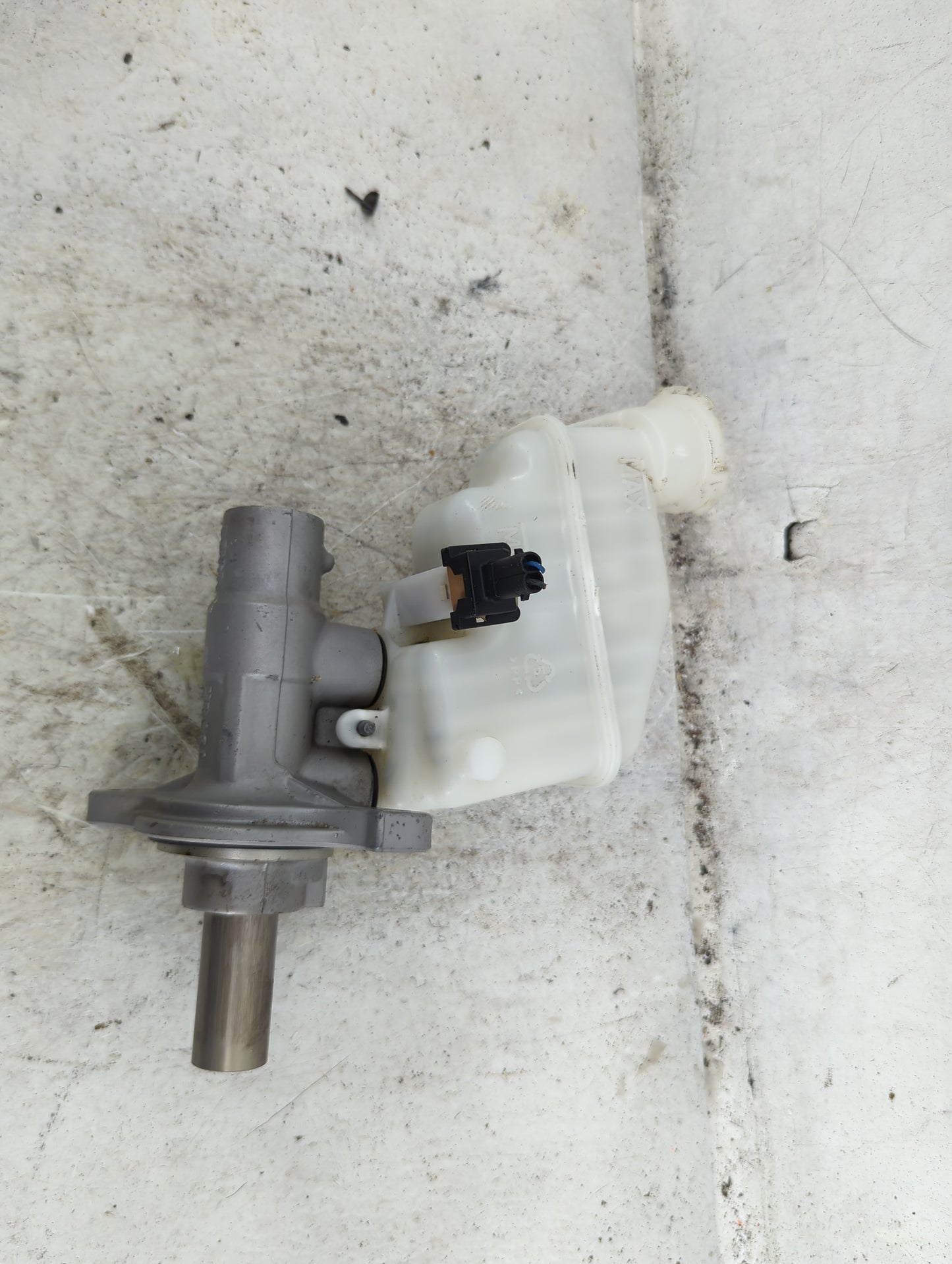 2011-2014 Hyundai Sonata Brake Master Cylinder 1490542 - Oemusedautoparts1.com