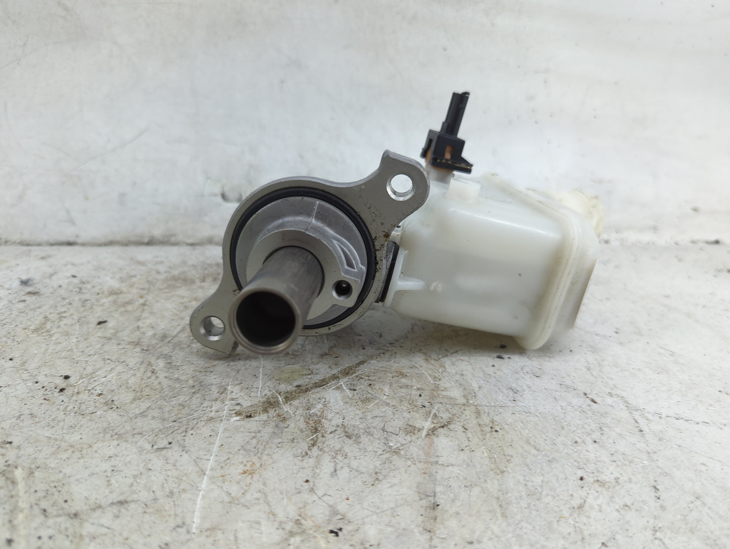 2011-2014 Hyundai Sonata Brake Master Cylinder 1490542 - Oemusedautoparts1.com