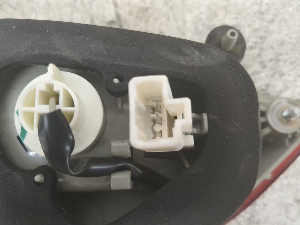 2011 Hyundai Sonata Passenger Right Side Deck Lid Mounted Tail Light 1501715 - Oemusedautoparts1.com