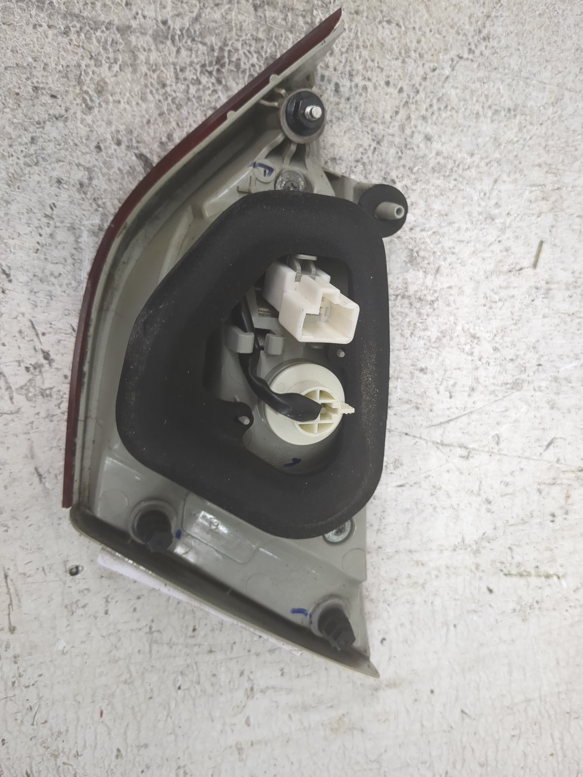 2011-2014 Hyundai Sonata Driver Left Side Deck Lid Mounted Tail Light 1501822 - Oemusedautoparts1.com