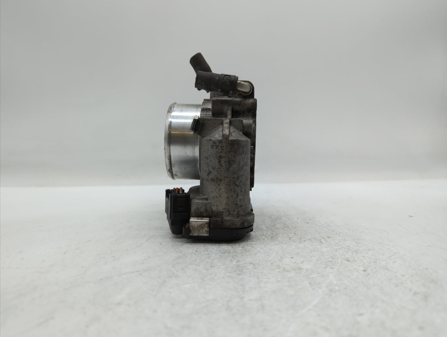 2011-2014 Hyundai Sonata Throttle Body P/N:35100-2G700 Fits Fits 2011 2012 2013 2014 2015 2016 OEM Used Auto Parts - Oemused