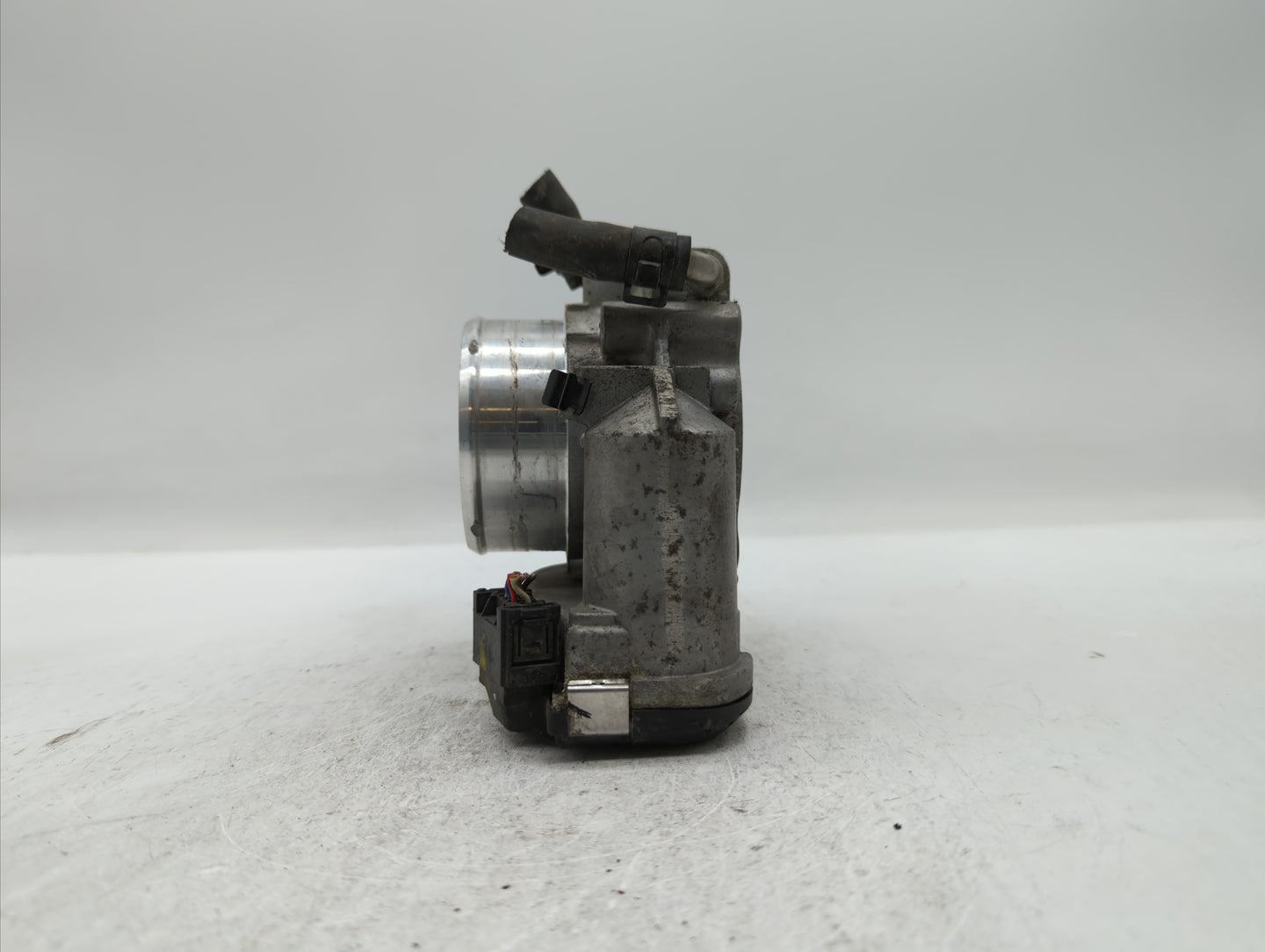 2011-2014 Hyundai Sonata Throttle Body P/N:35100-2G700 Fits Fits 2011 2012 2013 2014 2015 2016 OEM Used Auto Parts - Oemused