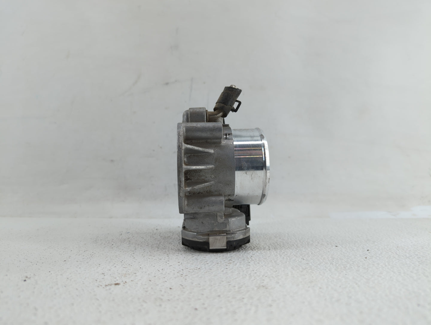 2011-2014 Hyundai Sonata Throttle Body P/N:35100-2G700 Fits Fits 2011 2012 2013 2014 2015 2016 OEM Used Auto Parts - Oemused
