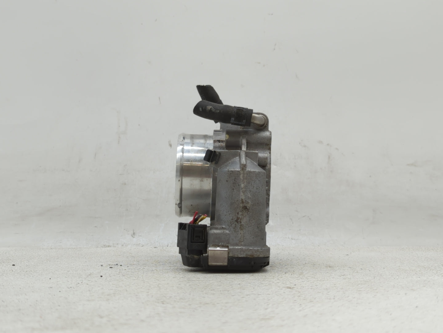 2011-2014 Hyundai Sonata Throttle Body P/N:35100-2G700 Fits Fits 2011 2012 2013 2014 2015 2016 OEM Used Auto Parts - Oemused