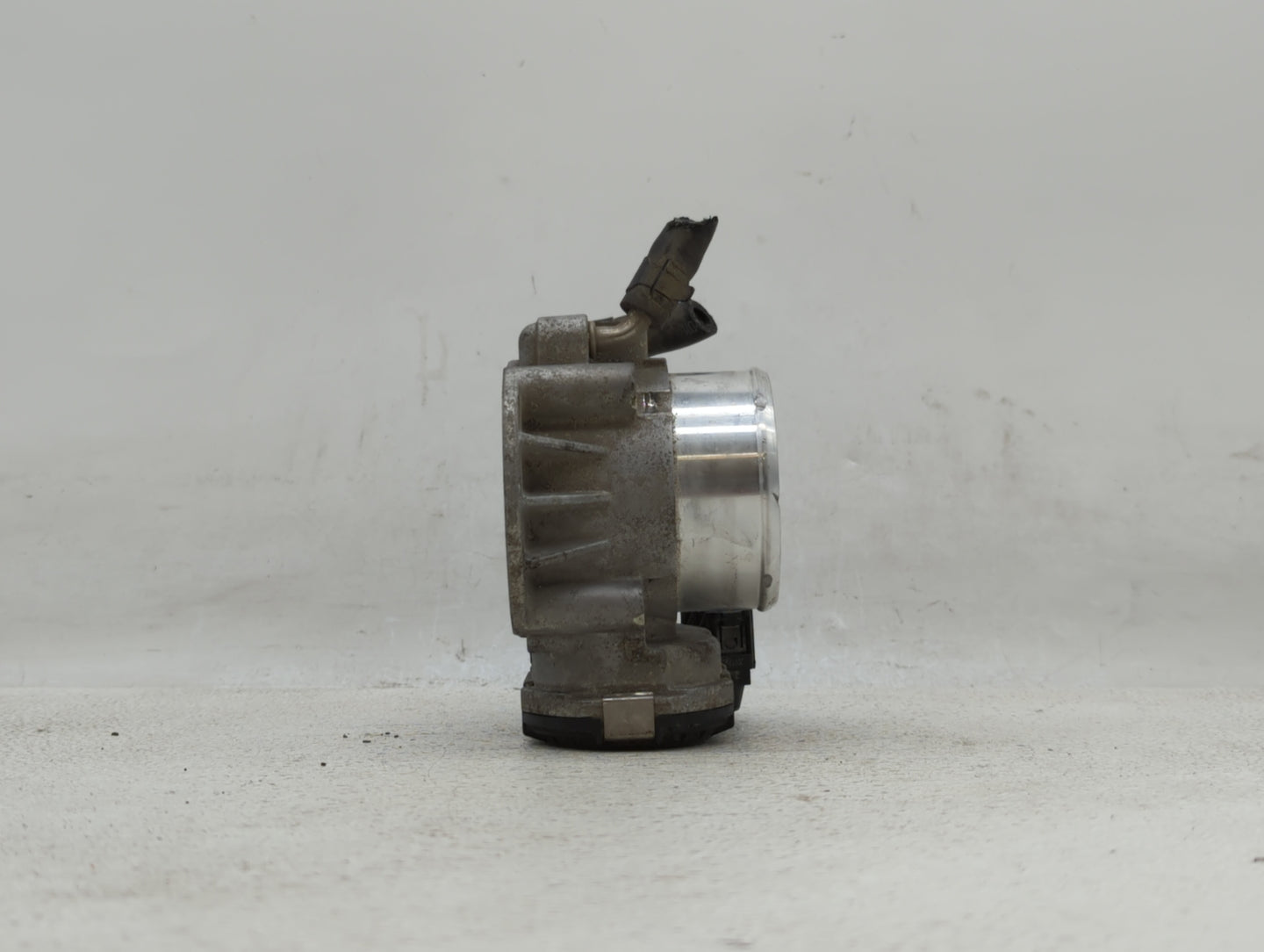 2011-2014 Hyundai Sonata Throttle Body P/N:35100-2G700 Fits Fits 2011 2012 2013 2014 2015 2016 OEM Used Auto Parts - Oemused