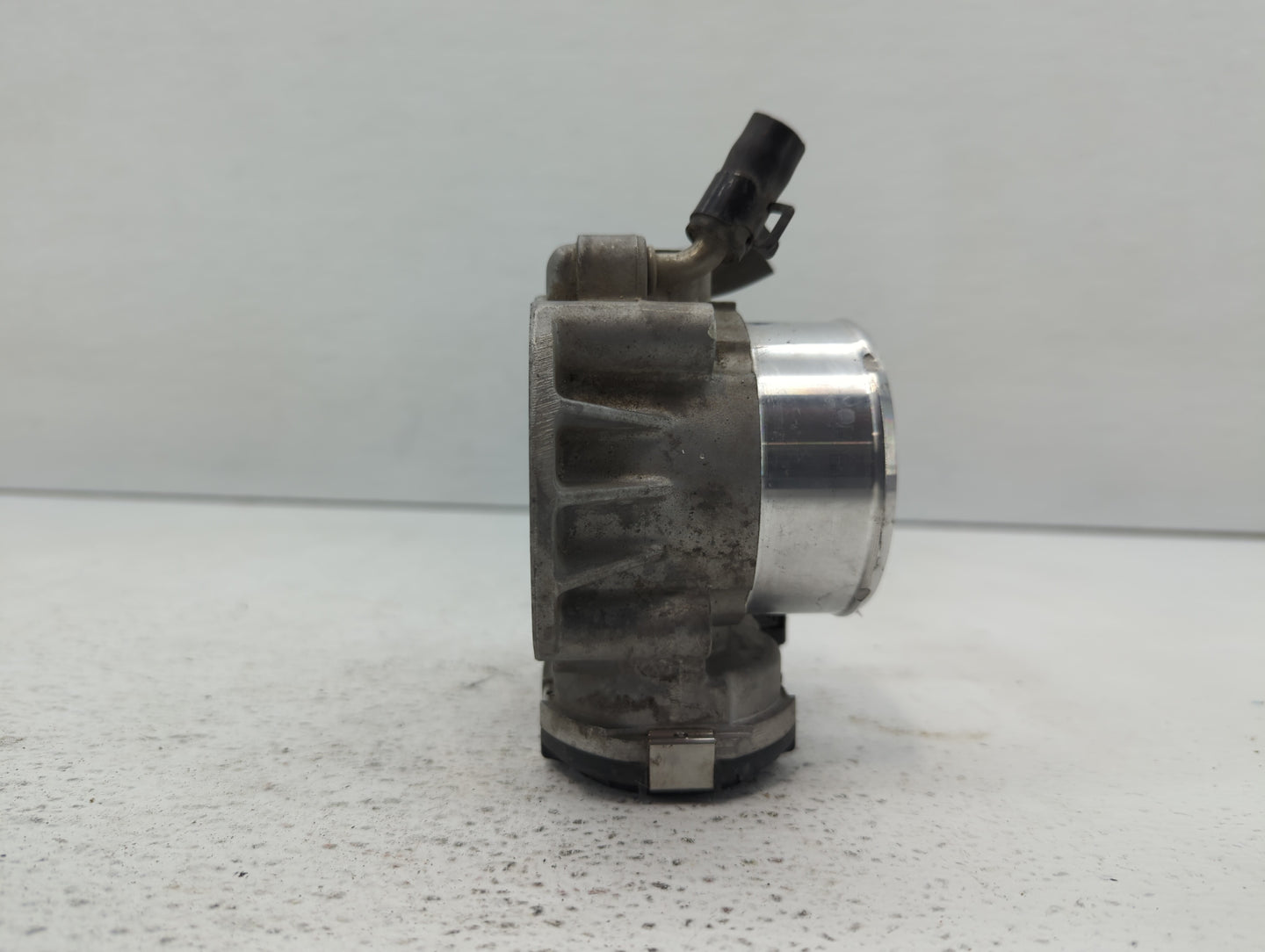 2011-2014 Hyundai Sonata Throttle Body P/N:35100-2G700 Fits Fits 2011 2012 2013 2014 2015 2016 OEM Used Auto Parts - Oemused