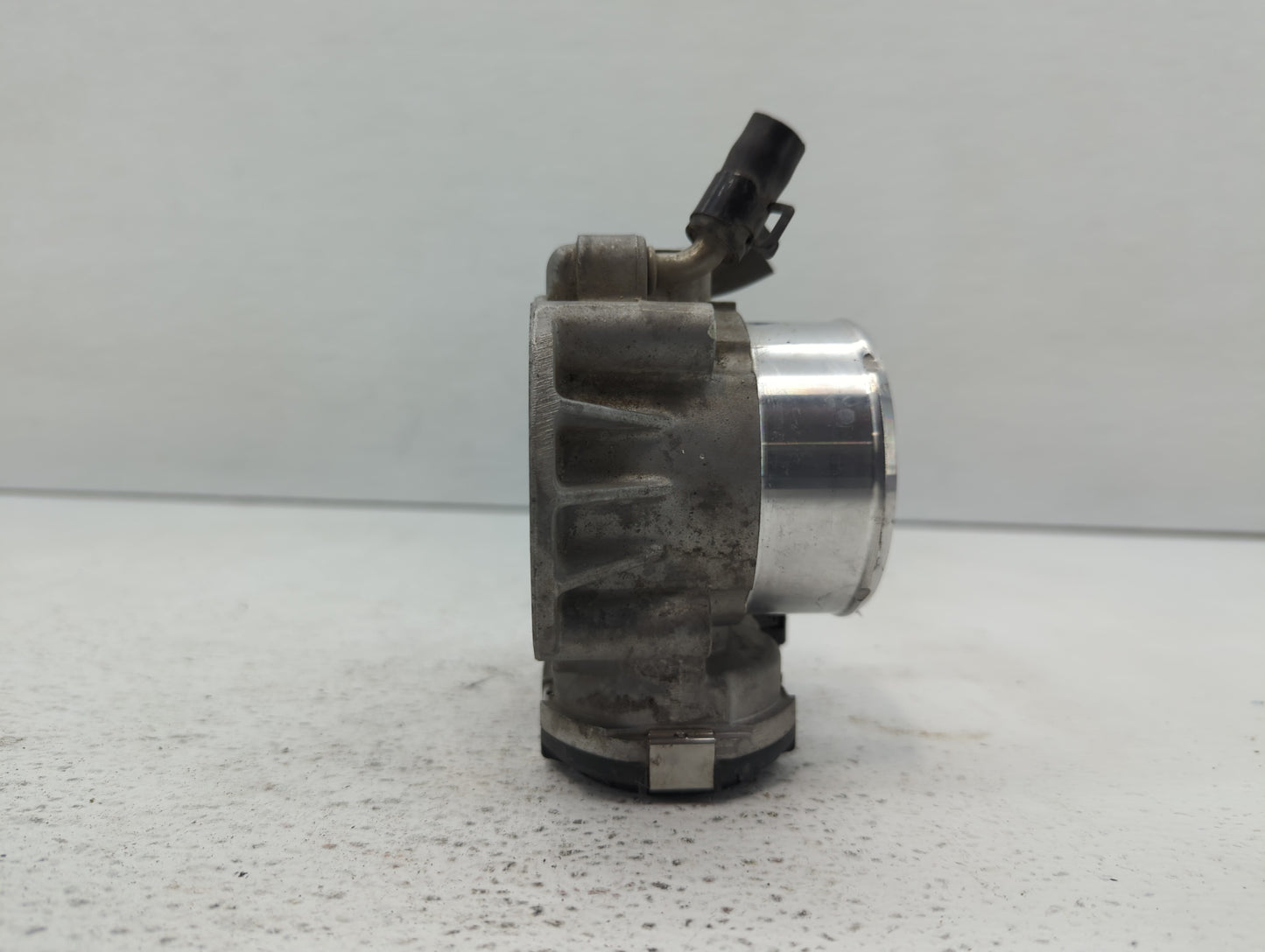 2011-2014 Hyundai Sonata Throttle Body P/N:35100-2G700 Fits Fits 2011 2012 2013 2014 2015 2016 OEM Used Auto Parts - Oemused